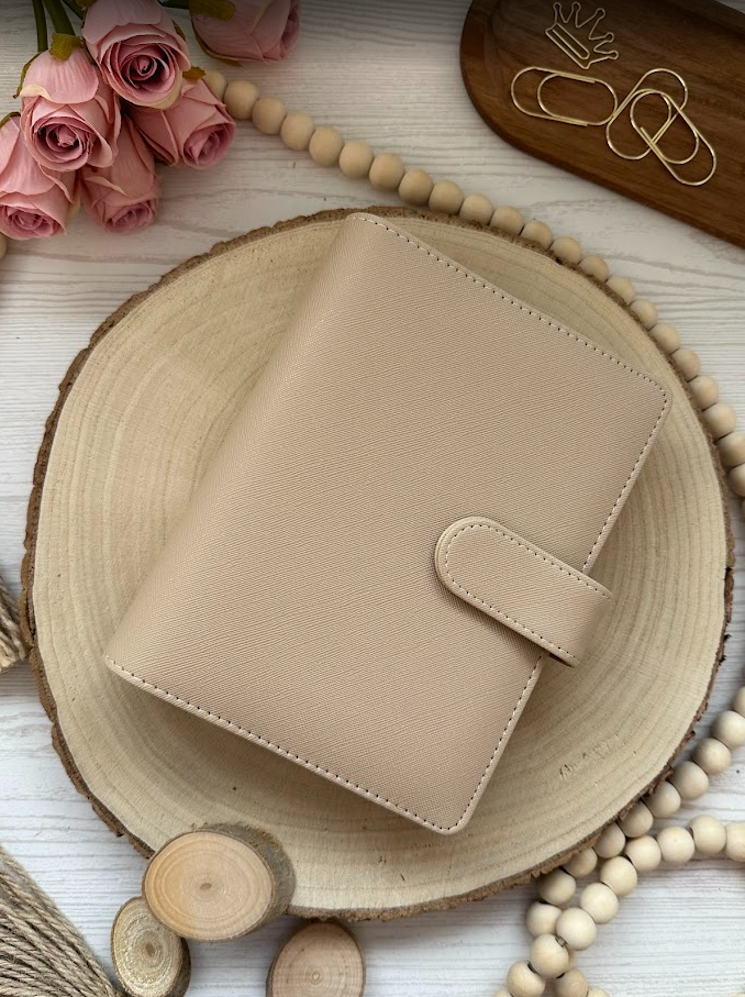Classeur budget A6 – Collection Élise – Simili cuir vegan texturé, anneaux dorés 30 mm