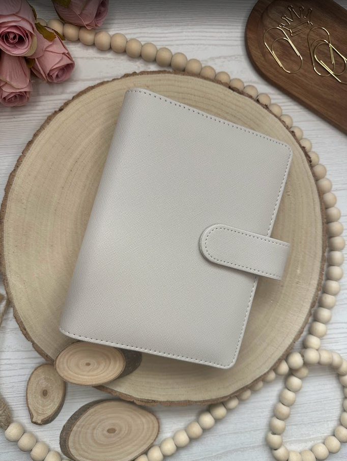 Classeur budget A6 – Collection Élise – Simili cuir vegan texturé, anneaux dorés 30 mm