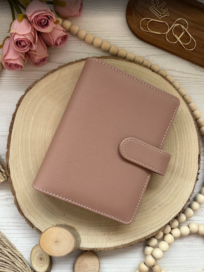 Classeur budget A6 – Collection Élise – Simili cuir vegan texturé, anneaux dorés 30 mm
