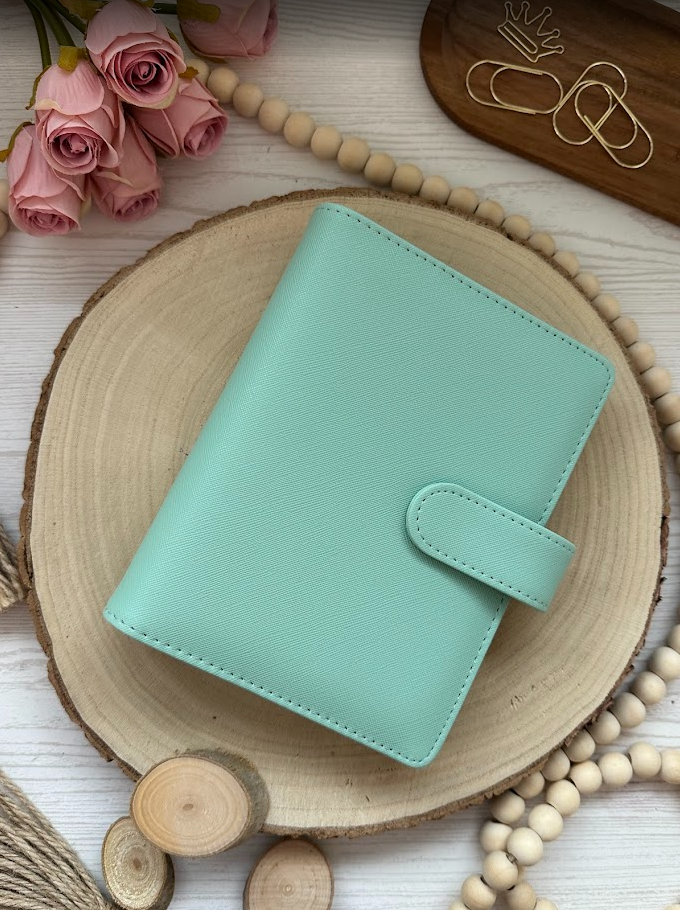 Classeur budget A6 – Collection Élise – Simili cuir vegan texturé, anneaux dorés 30 mm