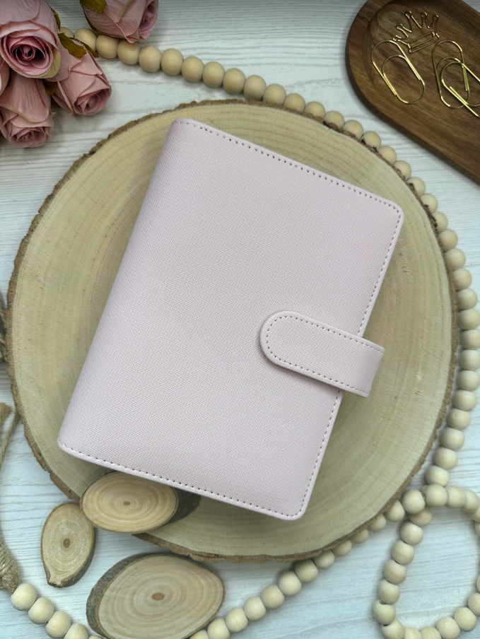Classeur budget A6 – Collection Élise – Simili cuir vegan texturé, anneaux dorés 30 mm