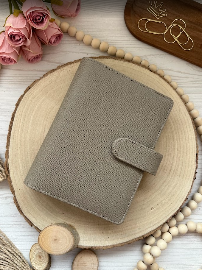 Classeur budget A6 – Collection Élise – Simili cuir vegan texturé, anneaux dorés 30 mm