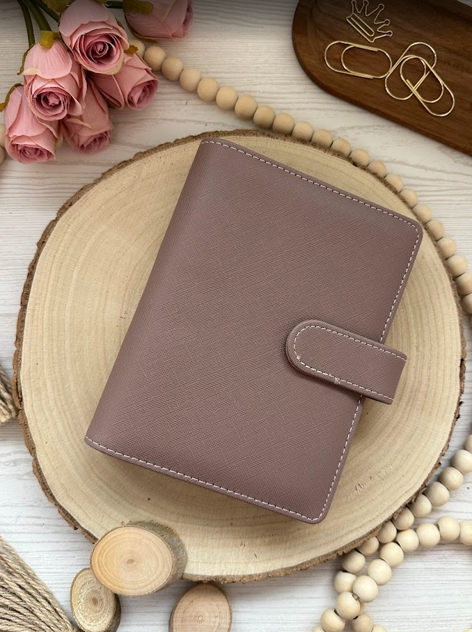 Classeur budget A6 – Collection Élise – Simili cuir vegan texturé, anneaux dorés 30 mm