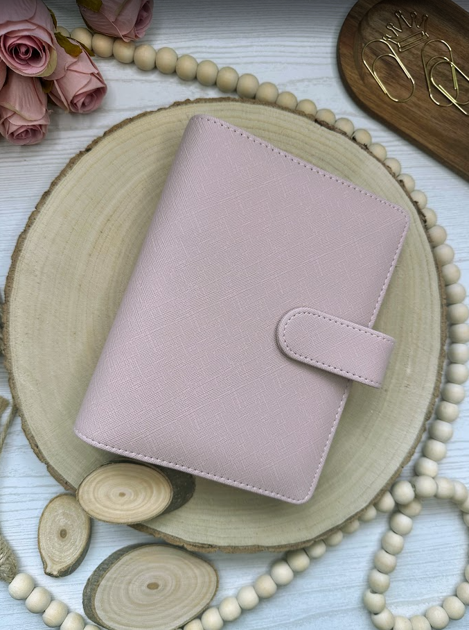 Classeur budget A6 – Collection Élise – Simili cuir vegan texturé, anneaux dorés 30 mm