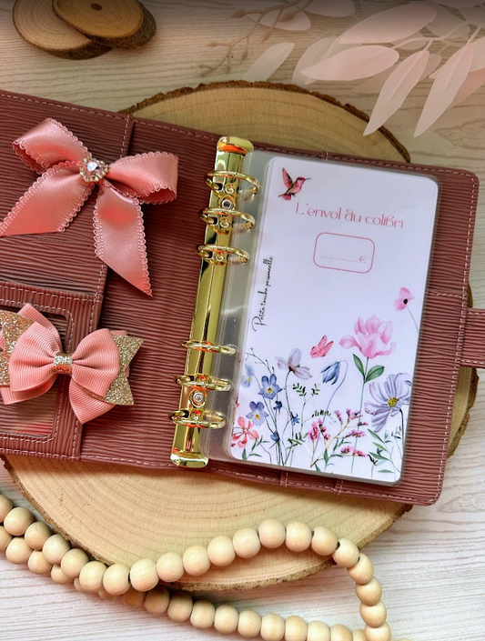 Porte-clés perlé rose avec charms nœud, cœur et clé – Accessoire élégant pour classeur budget ou trousse
