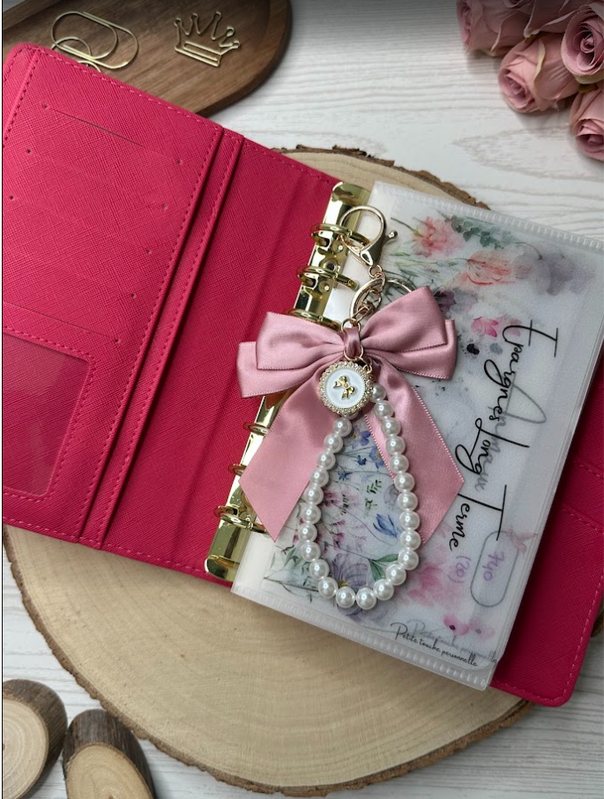 Porte-clés élégant perles et ruban – Bijou raffiné pour classeur budget, sac ou trousseau de clés