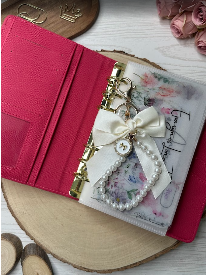 Porte-clés élégant perles et ruban – Bijou raffiné pour classeur budget, sac ou trousseau de clés