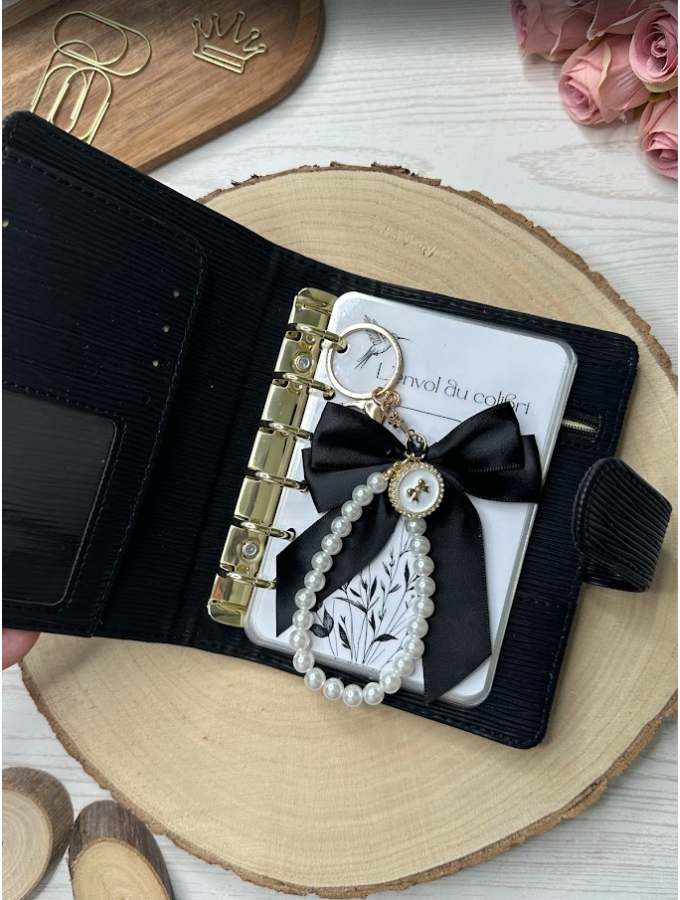 Porte-clés élégant perles et ruban – Bijou raffiné pour classeur budget, sac ou trousseau de clés