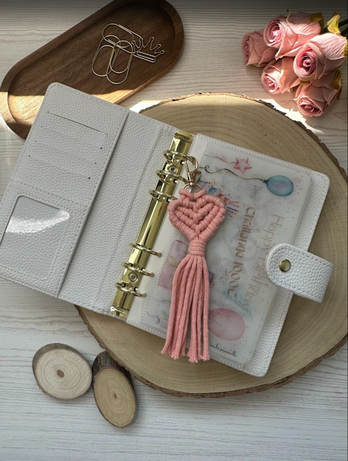 Porte-clés macramé cœur – Accessoire bohème chic fait main pour sac, trousseau de clés ou classeur budget