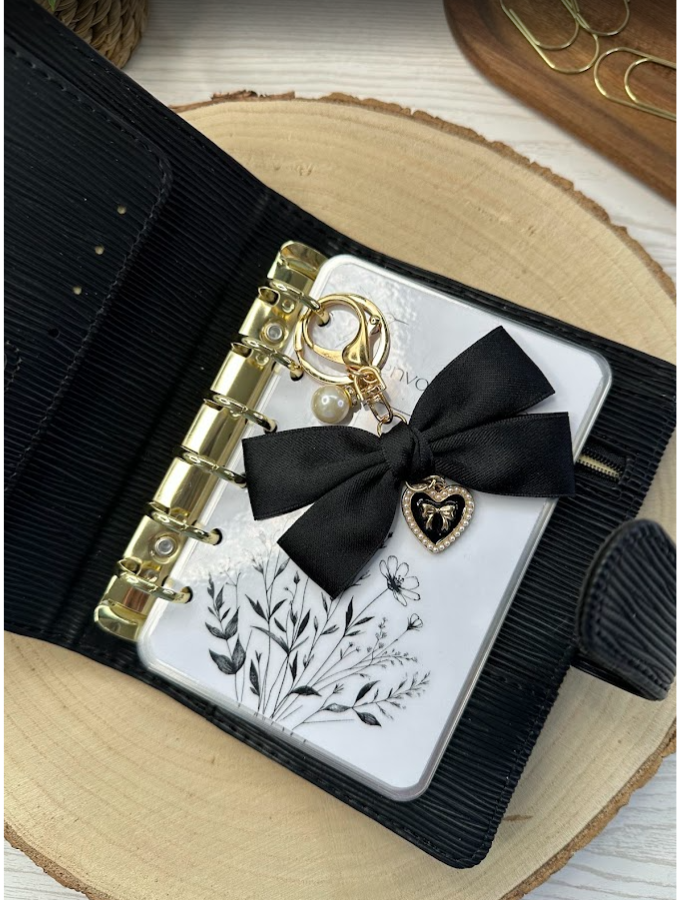 Porte-clés ruban élégant avec pendentif cœur et perle | Accessoire raffiné pour clés, sac ou classeur budget