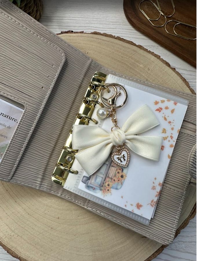Porte-clés ruban élégant avec pendentif cœur et perle | Accessoire raffiné pour clés, sac ou classeur budget