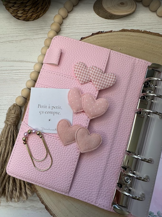 Décoration classeur budget – Cœur rose en tissu doux – Accessoire planner et organisation