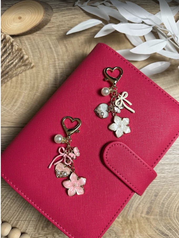Porte-clés fleuri avec nœud et perle