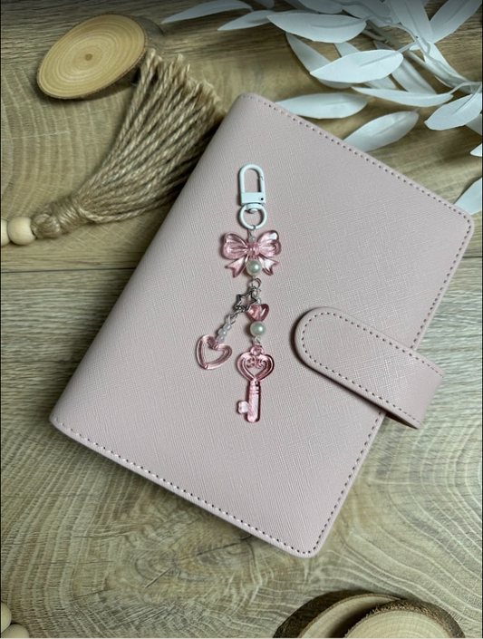 Porte-clés perlé rose avec charms nœud, cœur et clé – Accessoire élégant pour classeur budget ou trousse
