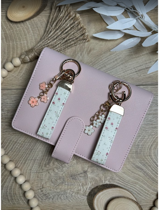 Porte-clés fleuri en cuir – Motif floral doux avec breloque fleur – Finition dorée élégante