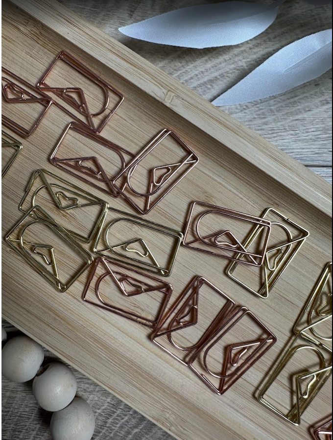 Lot de 2 trombones fantaisie enveloppe  – finition or ou rose gold – Accessoire décoratif pour classeur budget et papeterie (Copie)