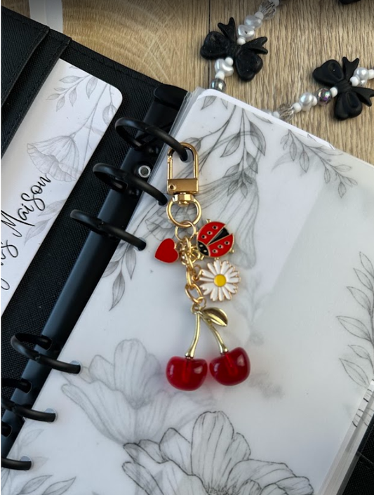 🍒 Porte-clés « Cerise Gourmande » – Bijou de classeur