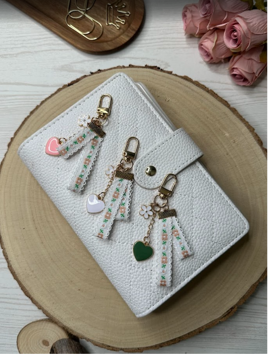 Porte-clés ruban fleuri et cœur émaillé – Charm décoratif pour classeur budget, agenda ou trousseau de clés