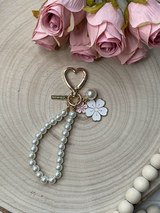 Porte-clés perles et fleurs sakura – Mousqueton cœur doré, perle nacrée et breloques élégantes